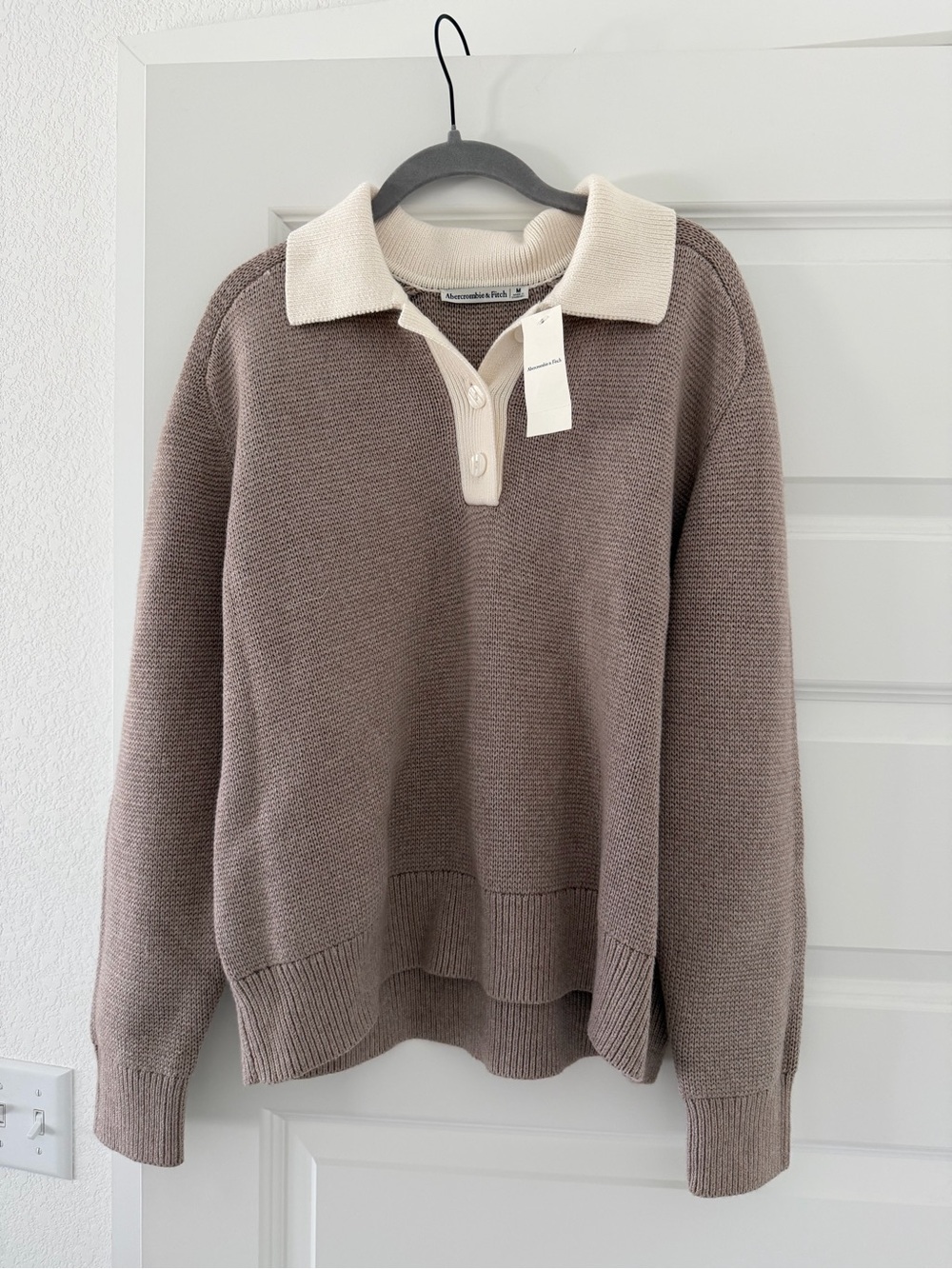 Abercrombie & Fitch Men’s Taupe Knit V-Neck Polo Sweater with Cream Collar